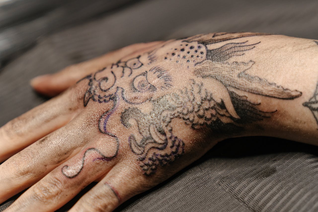 Tattoo laten zetten? Dit zijn de hygiëne-signalen die je wil zien in de studio