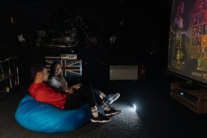De ultieme thuisbioscoop: waarom je voor die perfecte game-avond meer nodig hebt dan alleen een grote tv