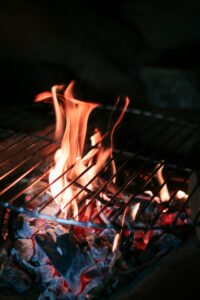 Van zomerse BBQ tot warme winteravond: zo haal je het hele jaar het meeste uit vuur