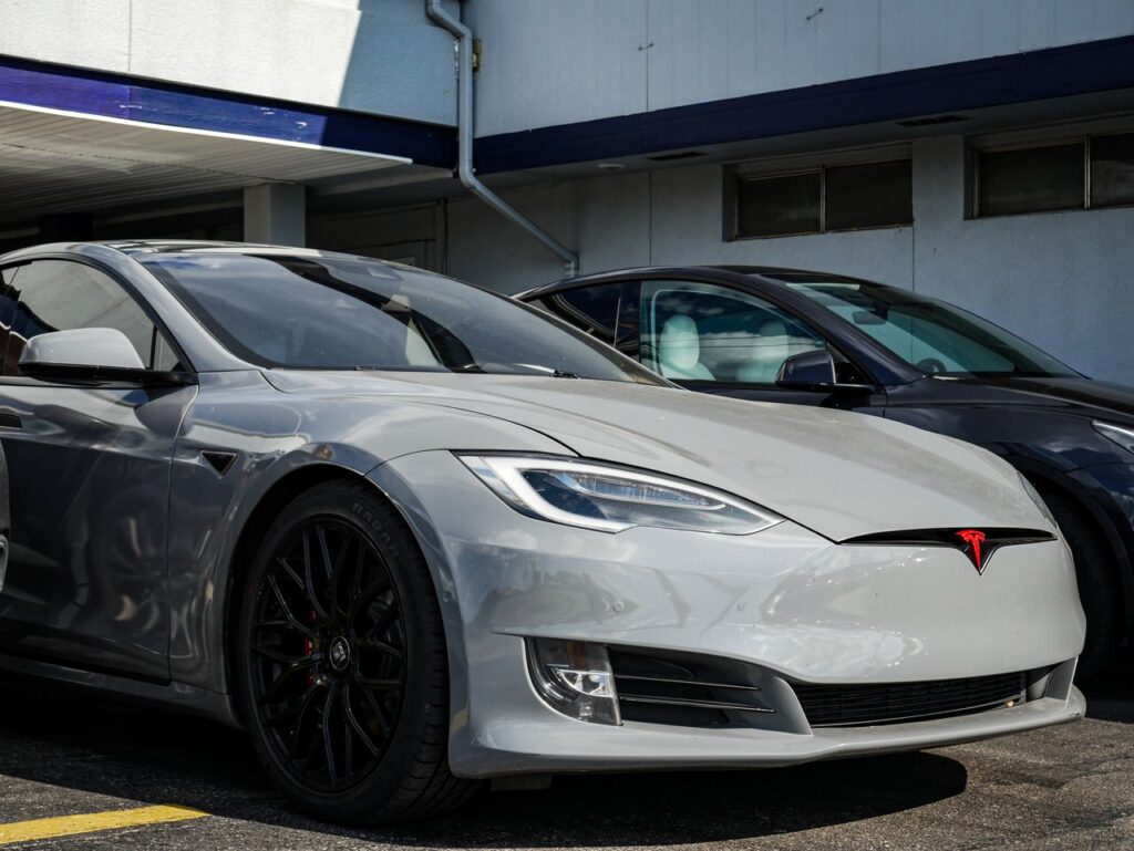 De ultieme auto leasen: Mercedes of Tesla?