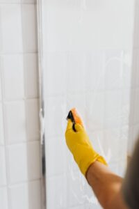 Stoomreiniger voor badkamer en vloeren: hoe verwijder je kalkaanslag en schimmel?