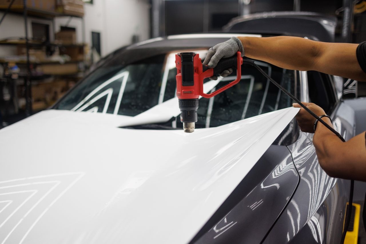 Waarom subtiele autobelettering soms meer indruk maakt dan een opvallende wrap