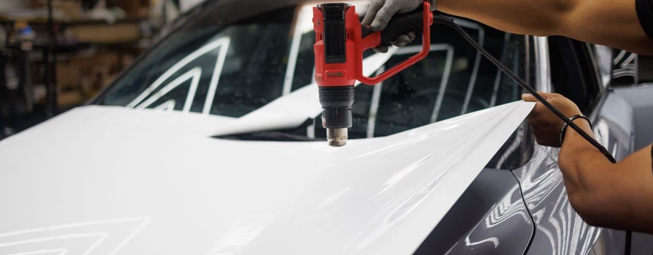 Waarom subtiele autobelettering soms meer indruk maakt dan een opvallende wrap