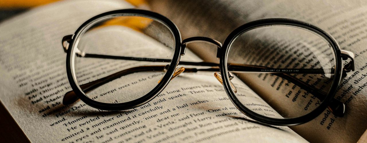 Waarom succesvolle mannen hun leesbril niet langer verstoppen