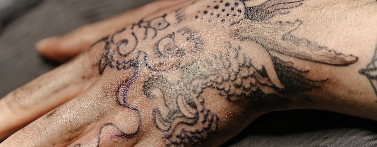 Tattoo laten zetten? Dit zijn de hygiëne-signalen die je wil zien in de studio