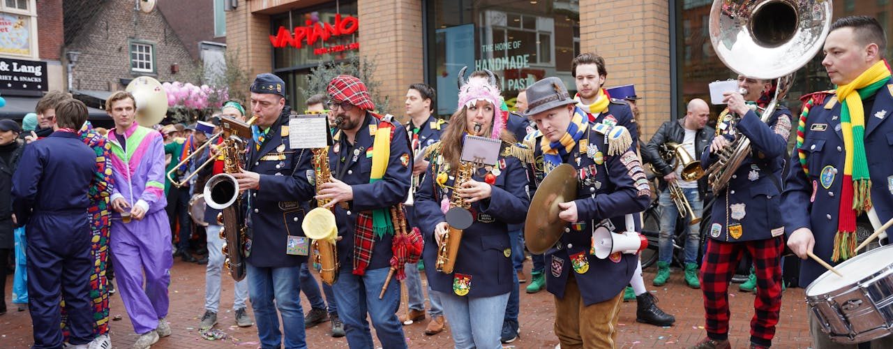 Dit is waarom je feestkleding altijd met zorg moet uitkiezen