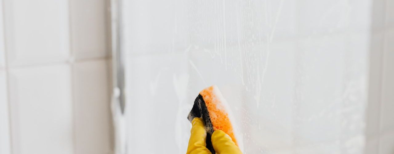 Stoomreiniger voor badkamer en vloeren: hoe verwijder je kalkaanslag en schimmel?