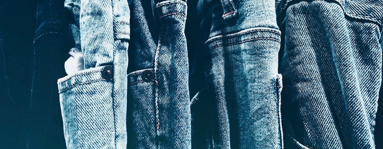 Waarom een goede spijkerbroek de basis is van elke garderobe