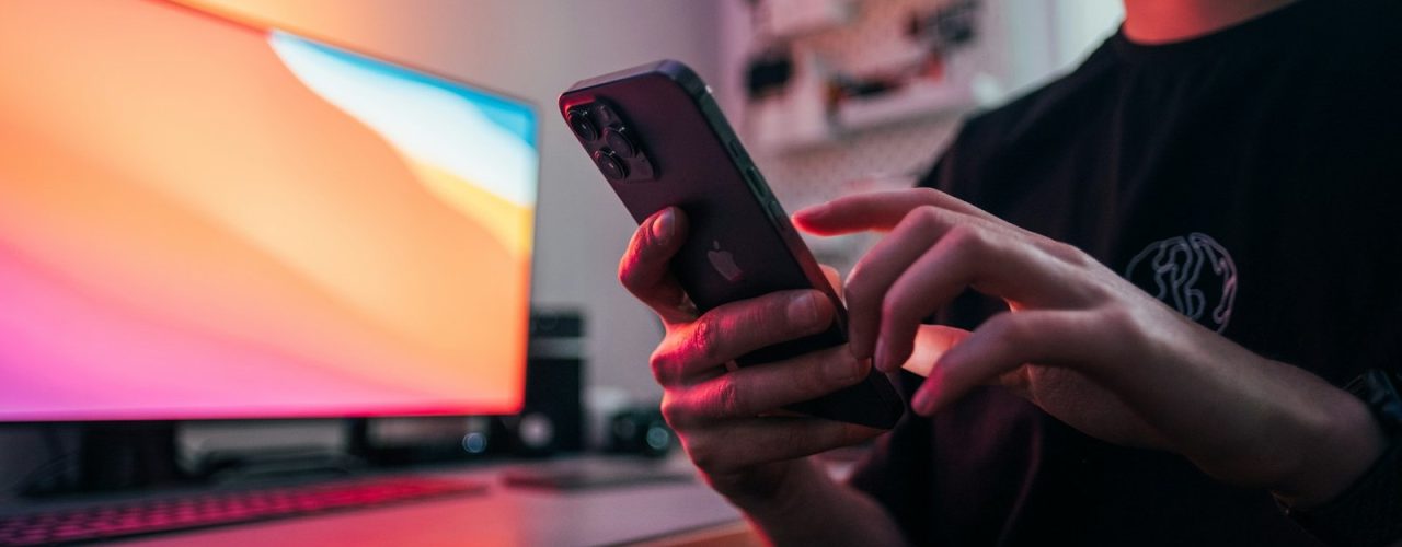 Reviewwebsites en onlineplatforms helpen mannen bij het maken van makkelijkere keuzes